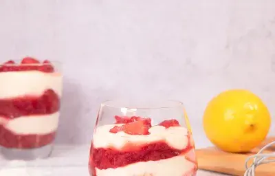 Vasitos de limon y frutillas Vasitos de limon y frutillas