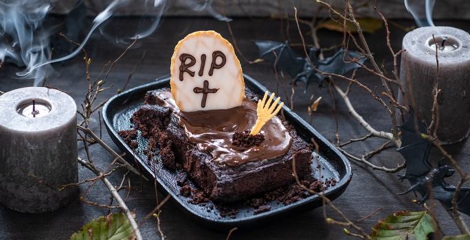 Brownies de Halloween con galletas RIP y velas como decoración